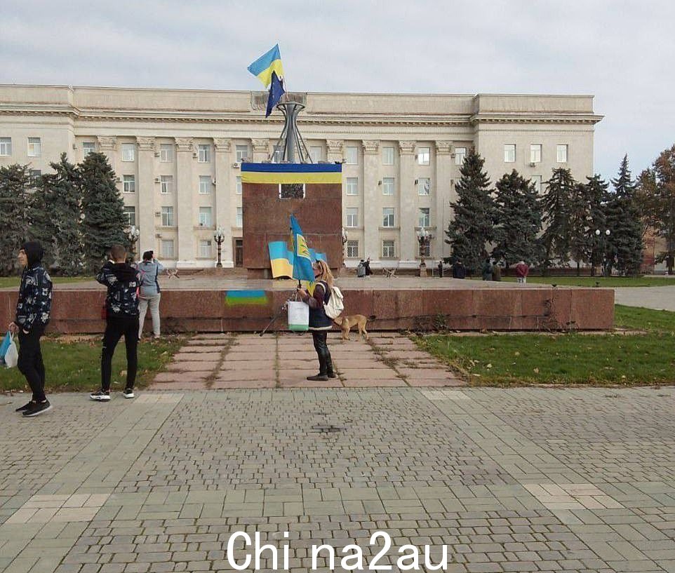 乌克兰国旗今天在赫尔松市中心飘扬,当地人开始聚集起来欢迎基辅的军队,此前俄罗斯表示已在凌晨完成撤军