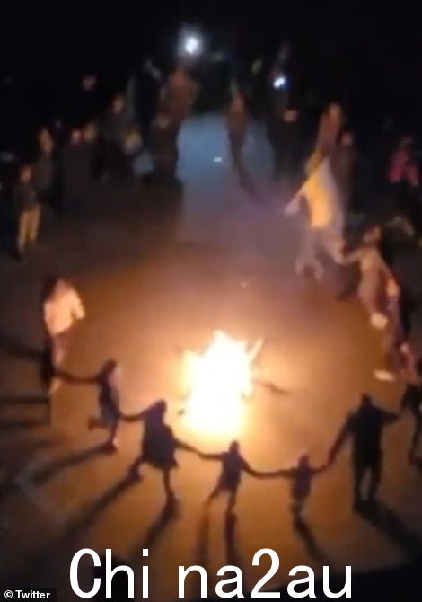 当夜幕降临时,庆祝活动仍在继续,赫尔松当地人在城镇广场上高呼和唱歌的镜头出现了。在另一个片段中,可以看到一群成人和儿童手拉手, 围着火转