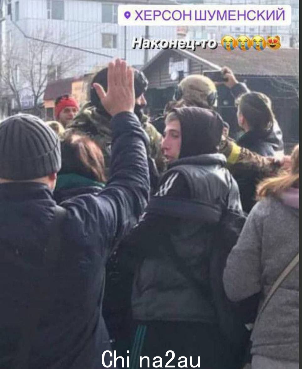 乌克兰军队在郊区合影当地人欢呼雀跃,正如官员所说,整个城市几乎都在基辅的控制之下