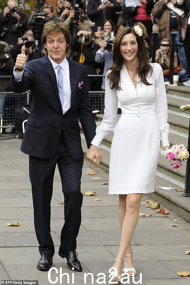 Smitten: Paul 从此与 Nancy Shevell 幸福快乐,两人 2011 年的婚礼与 Paul 与 Linda 的婚礼在同一地点举行(婚礼当天照片)
