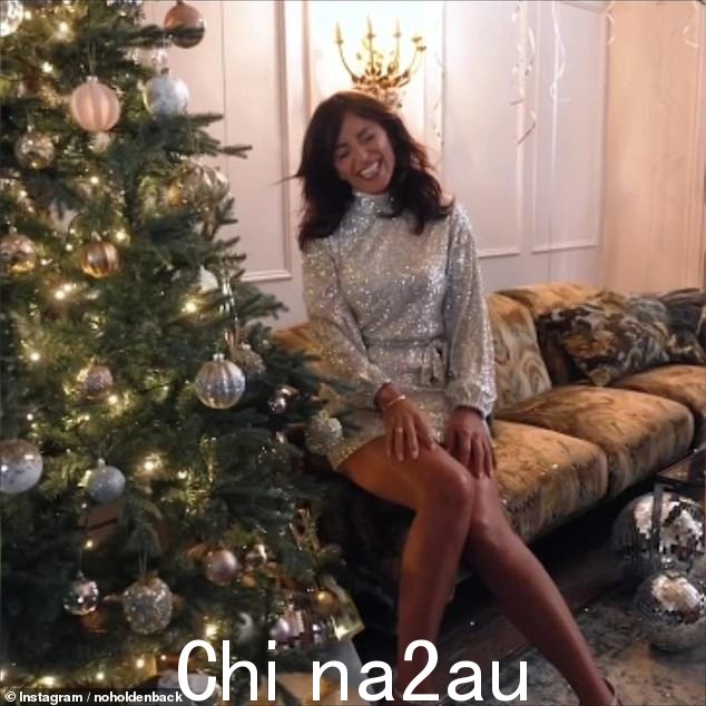 华丽:她 55 岁的好朋友达维娜 (Davina) 穿着闪亮的银色迷你连衣裙炫耀她的别针,看起来同样华丽