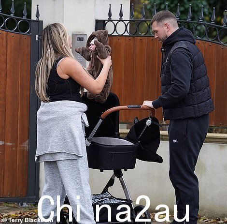 Charlotte 和 Jake 看起来精神很好星期四和阿尔巴出去了