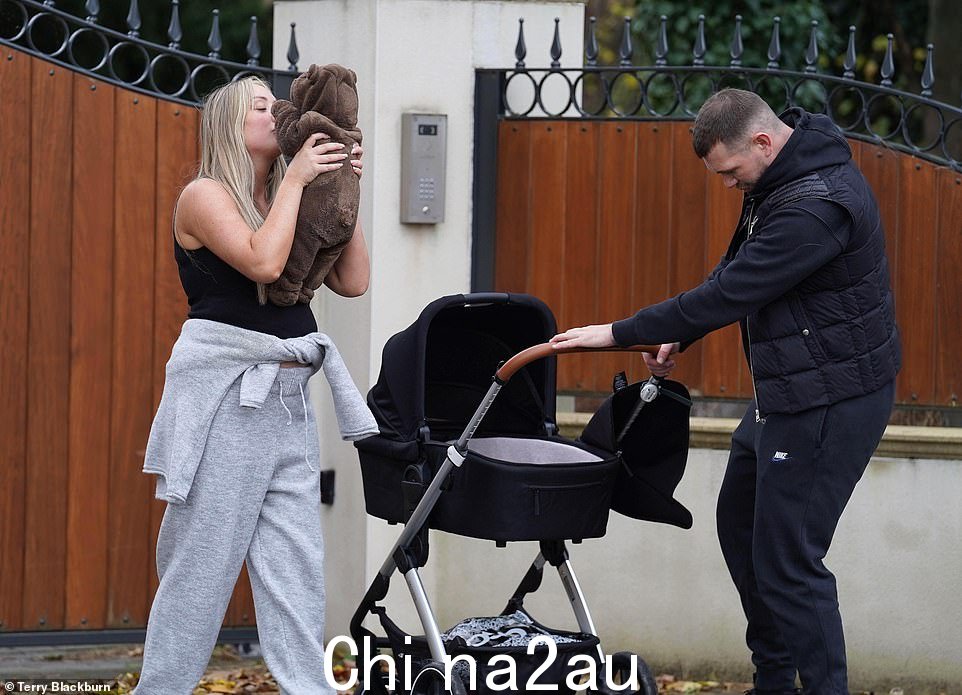 幸福的一对:前 Geordie Shore 明星 Charlotte 身着灰色运动服和黑色上衣,与商人 Jake 并肩而行,他们轮流将 Alba 推上她的马车