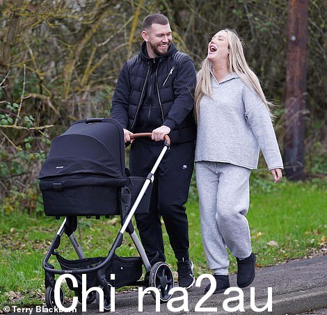 紧张:在迪拜度假期间进行婴儿扫描后,这位有影响力的人说她在 2016 年异位妊娠后一直“紧张”——在她的前男友 Gaz Beadle 怀孕之后