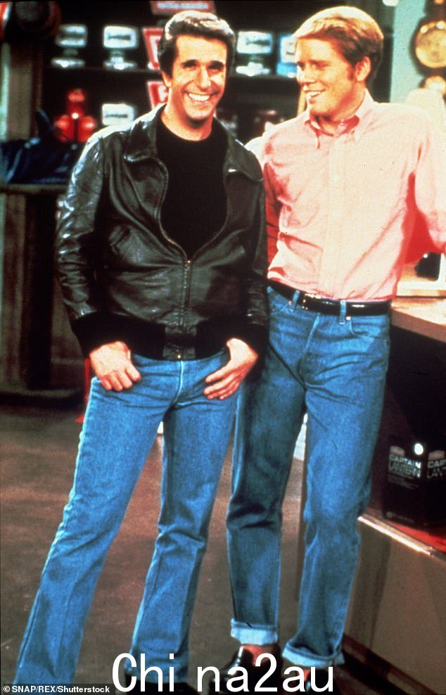 Wow: Happy Days,让观众对 1950 年代和 1960 年代初期的生活有了美好的憧憬,于 1974 年 1 月首播,并以惊艳观众而告终。 es 在其 11 季运行期间继续进行 255 集半小时剧集,结束于 1984 年(与 Ron Howard 合影)