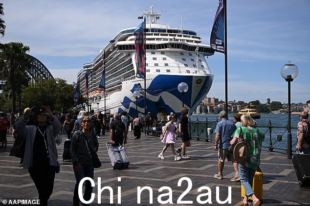 Covid 末日预言家已经猛烈抨击了一项决定,在游轮停靠在悉尼后,允许 800 名受感染的度假者下船