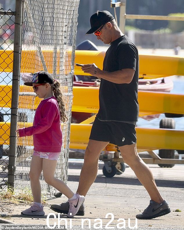 这位 41 岁的澳大利亚前板球队长与她的女儿结为一对，她戴着黑色棒球帽和墨镜，同时充分利用了阳光明媚的春天天气