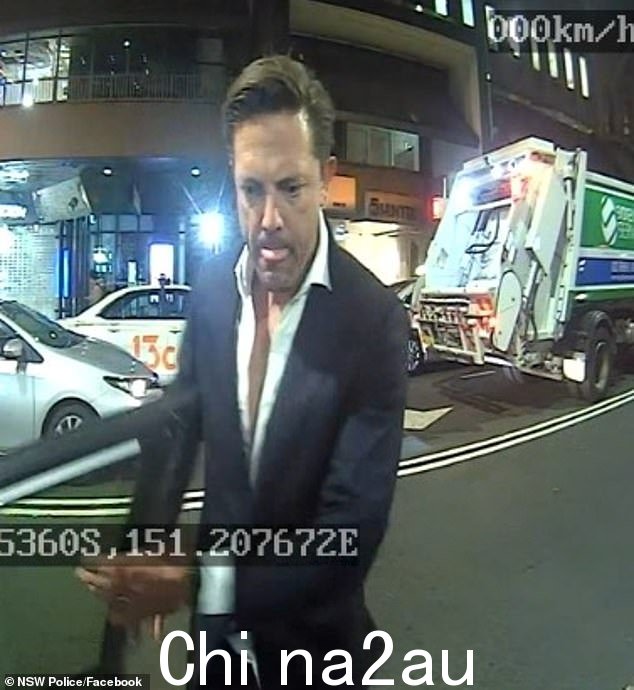 上周，这名 42 岁的男子在悉尼 CBD 的亨特街靠近停放的出租车，然后据称损坏了车辆（如图，警方本周在事件发生后发布的图片）