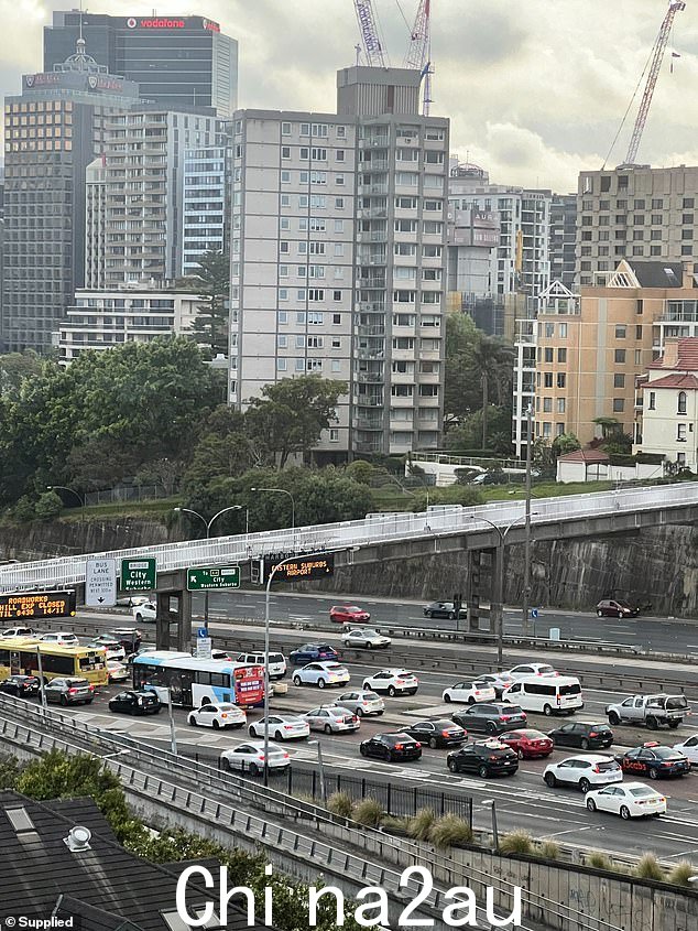 许多人抨击该市在繁忙的周末晚上进行重大道路工程的决定是“荒谬的”(上图,交通停滞不前)