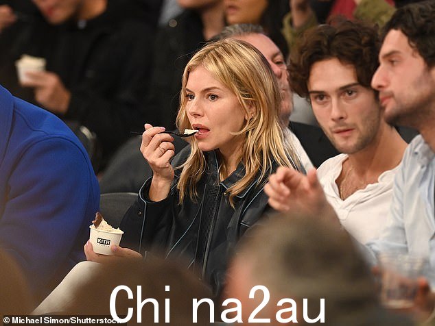 Yum! Sienna 在专心观看比赛的同时享用了一些冰淇淋