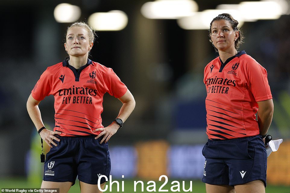 裁判 Hollie Davidson(左)和 Aurelie Groizeleau 在 Eden Park 观看新西兰和英格兰之间的橄榄球世界杯决赛