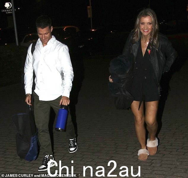 Dynamic duo: Professional Gorka Marquez 在排练后与他的名人舞伴 Helen Skelton 一起散步