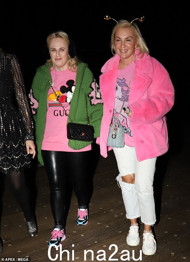 Rebel Wilson 在通过代孕宣布她的女婴 Royce 出生后,于周五出去休息了一晚。与雷蒙娜·阿格鲁玛合照