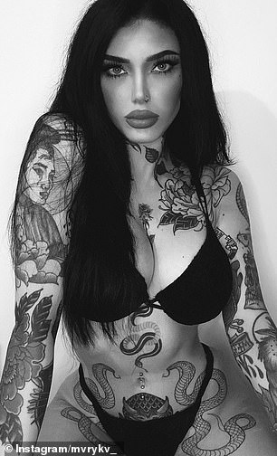 喜剧演员 Maryka(左)和一位名叫 Alyson Rose 的女士(右)分享了他们所谓的与 Maroon 5 主唱对话的截图, 在洛杉矶模特 Sumner Stroh 透露她去年与他有“外遇”后不久