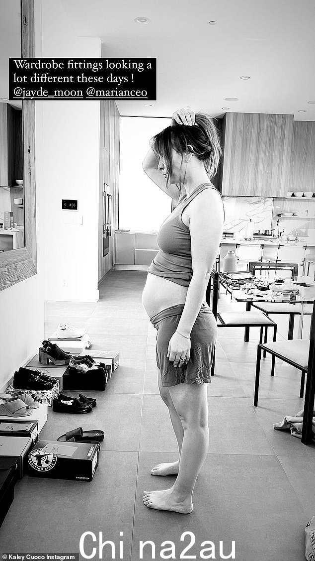 Growing: Kaley Cuoco 展示了她的小肚腩,因为她花了一个下午与她的首选造型师 Jayde Moon 策划未来的服装。“这些天的衣柜配件看起来有很大不同!”标题为 Cuoco,暗指她不断增长的腹部“class=