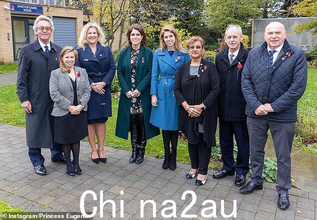 Eugenie 将这件个性夹克搭配 Whistles 印花连衣裙和 Aquazzura 及膝靴,而她 34 岁的妹妹 Beatrice 穿着蓝色外套同样优雅。两人的翻领上都戴着罂粟花