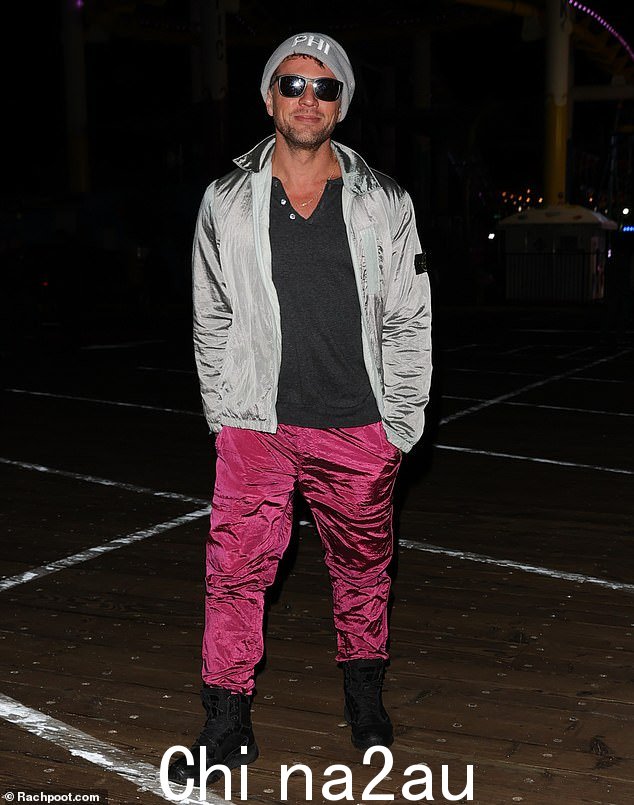 时尚:Ryan Phillippe 身着灰色 Stone Island 夹克、T 恤和古怪的红色长裤