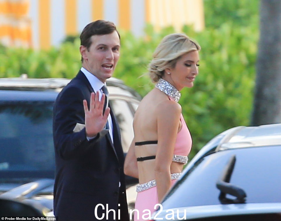 Ivanka Trump(右)和丈夫 Jared Kushner(左)在排练期间最先聚集在外面的区域