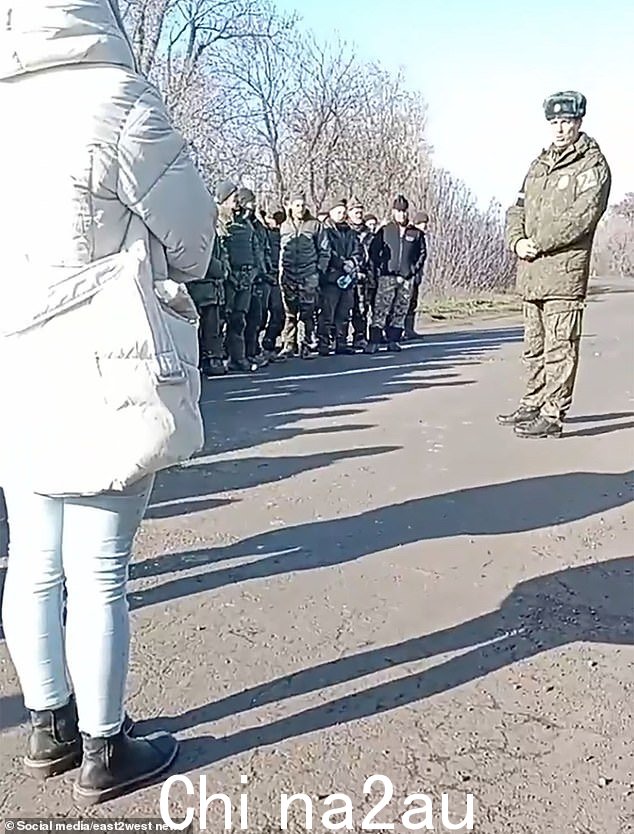 绝望的俄罗斯妻子在从别尔哥罗德到被占领的卢甘斯克地区寻找丈夫后与军队首领发生冲突