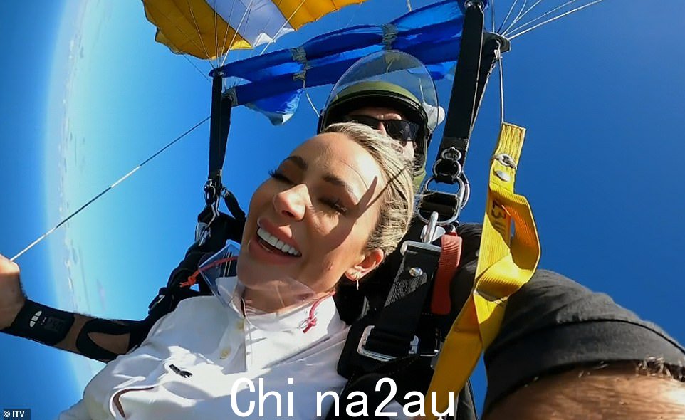 Touch the sky:Olivia 退出节目后,观众刚刚看到 Olivia 从飞机上跳伞,与其他联合主演 Chris Moyles 描述后,事实证明更加令人震惊作为她生命中最美好的日子之一的经历
