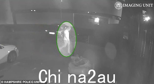 陪审团被告知受害人是一名 20 多岁的女性,她是如何在停车场被公众找到的,但对发生在她身上的事情一无所知