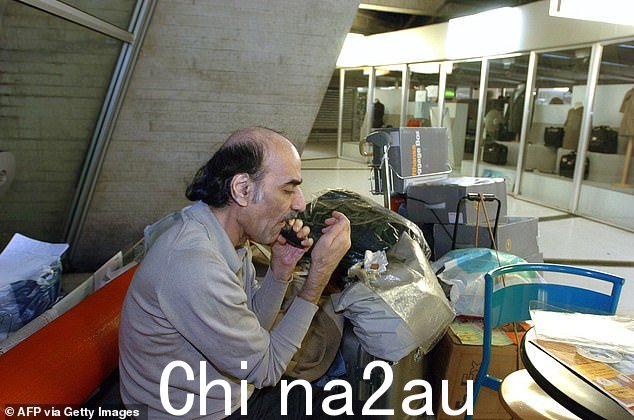 '最终,我会离开机场,'他在 1999 年告诉美联社,他坐在长椅上抽着烟斗,长着稀疏的头发,深陷的眼睛和凹陷的脸颊,看起来很虚弱。图为:2004