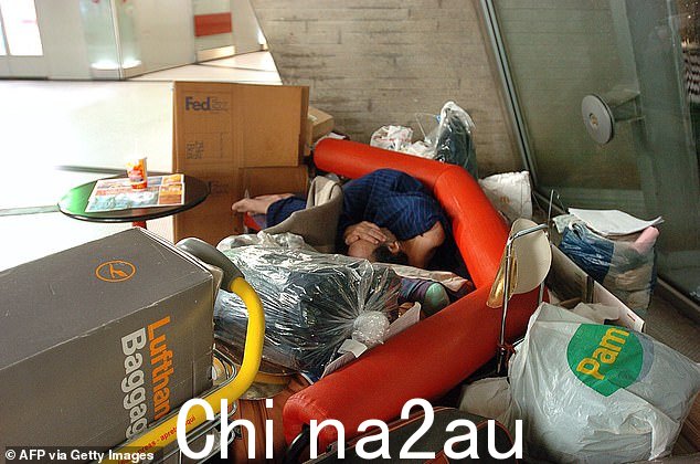 他最近回到机场,在巴黎的避难所里待了几年后,在2F航站楼接住了居民
