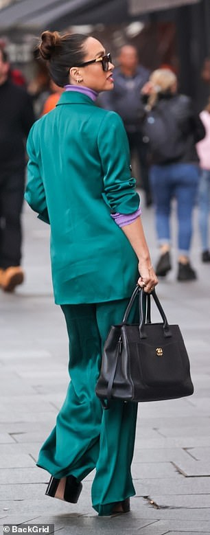 Details: 除了她的风格,Myleene 戴了一副超大号黑色太阳镜和一块金表,她的必需品存放在一个黑色大手提包中