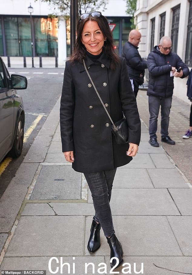 走出来:Davina McCall 在周六的 BBC Radio 2 节目中为 Claudia Winkleman 报道后离开伦敦的 Wogan House 时看起来很时髦