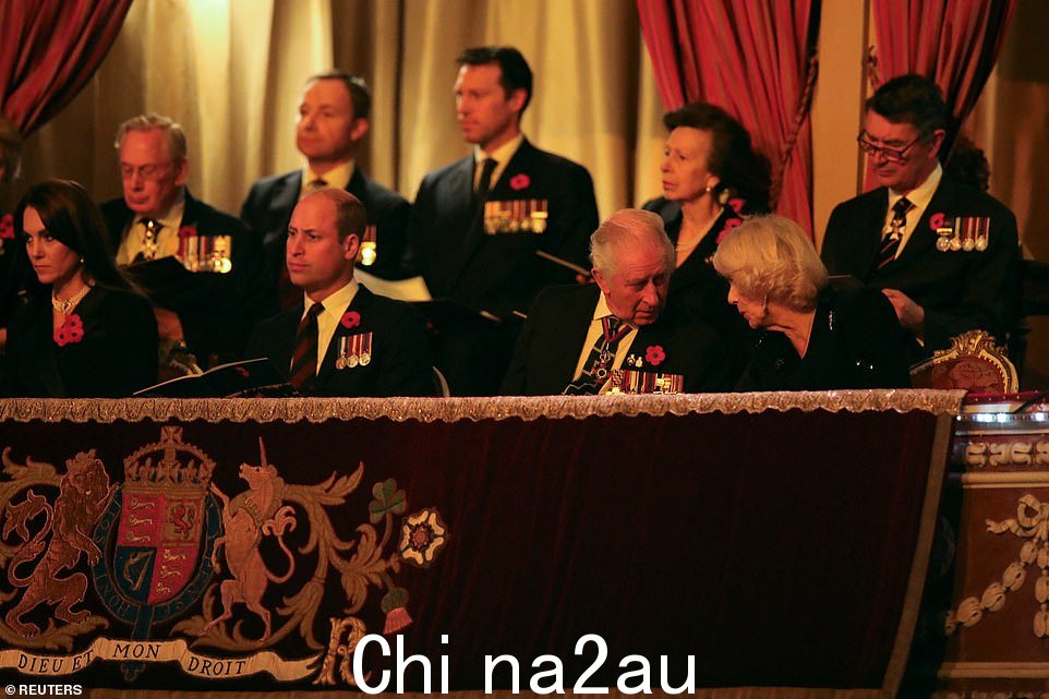 卡米拉王后和国王在仪式中简短交流