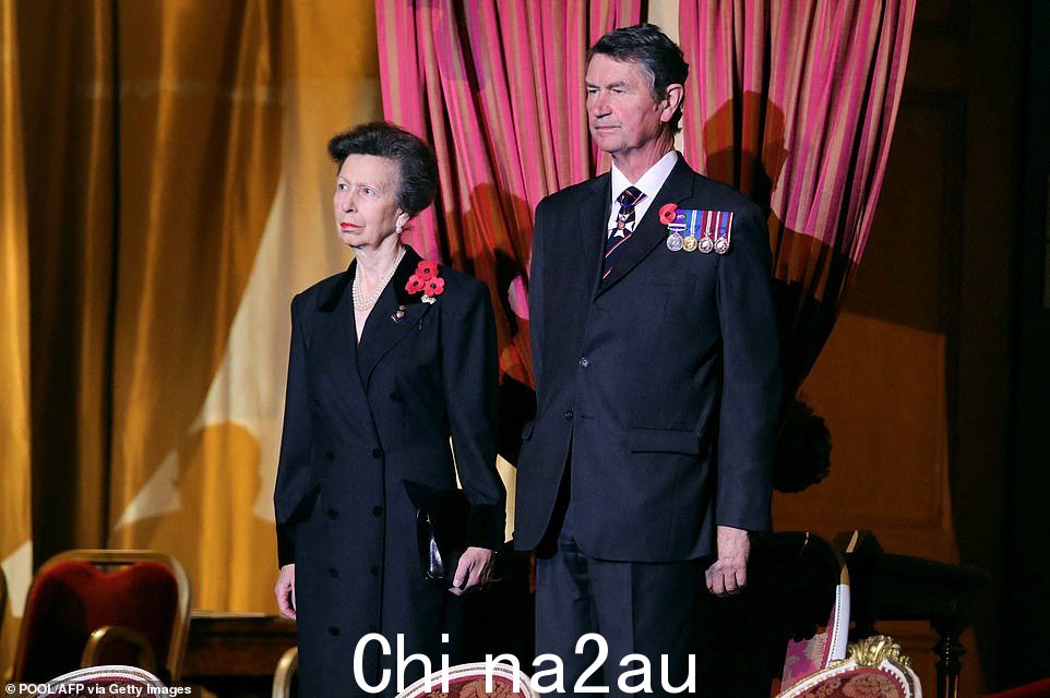 安妮公主和她的丈夫海军中将蒂莫西劳伦斯爵士在一年一度的英国皇家军团纪念节期间站起来表示敬意