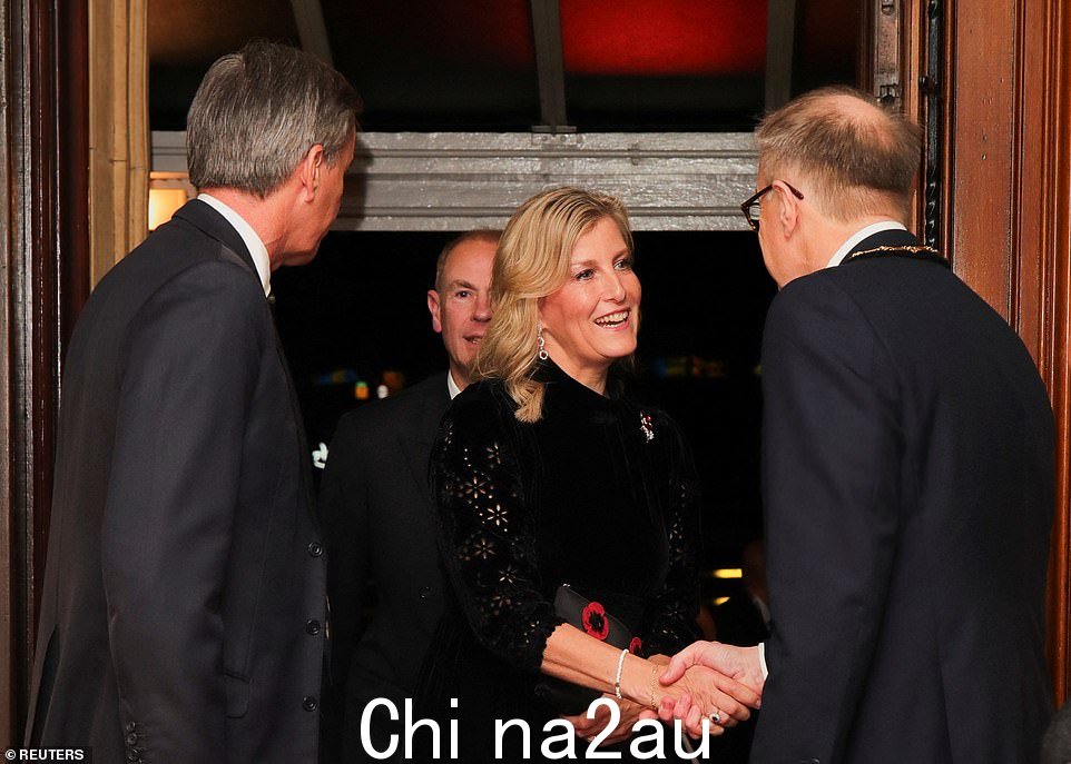 威塞克斯伯爵夫人索菲周六晚上与丈夫爱德华王子一起抵达皇家阿尔伯特音乐厅