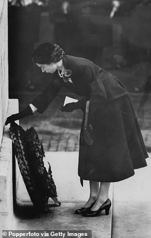 女王伊丽莎白二世在 1954 年的纪念日,在人群面前向白厅的纪念碑献花圈