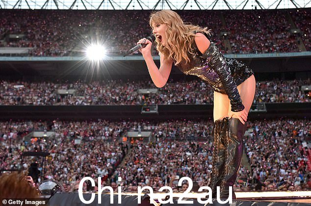 Woah!直到他们看到了这位获得多项格莱美奖的录音艺术家的演唱会,他们才完全理解斯威夫特是一位世界知名的超级巨星;斯威夫特是在 2018 年看到的