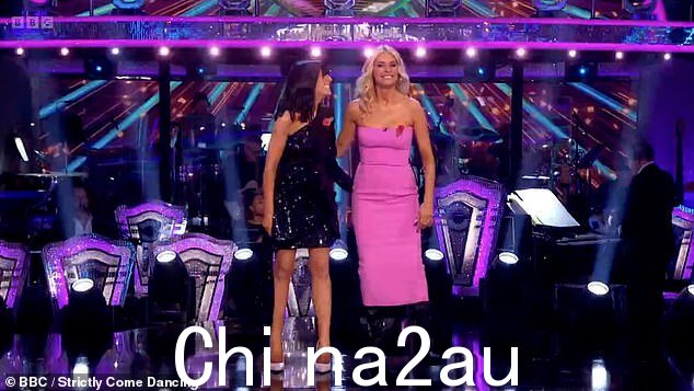 多么一对!Tess(右)与 Claudia Winkleman(左)合影ring the show