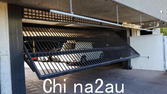 周六晚上,一名小男孩在墨尔本西南部被车库门困住后死亡,另一名男孩情况严重。图片:Newswire.