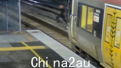 昆士兰州政府使用男子在拥挤的布里斯班车站跳上铁轨的镜头进行安全宣传