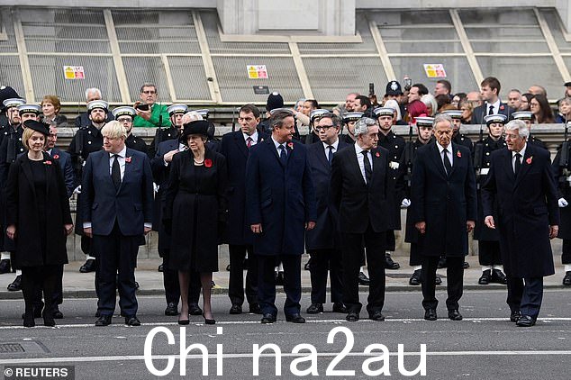 首相们观看国王查理三世身穿一号元帅的大衣,作为君主首次献上花圈