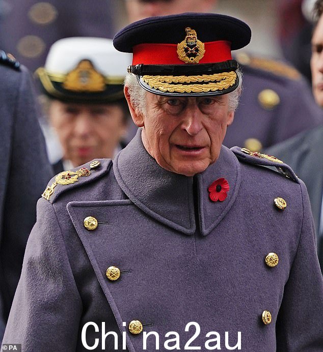 国王C在今天的纪念星期天服务期间,哈尔斯在纪念碑上献花圈时显得情绪激动