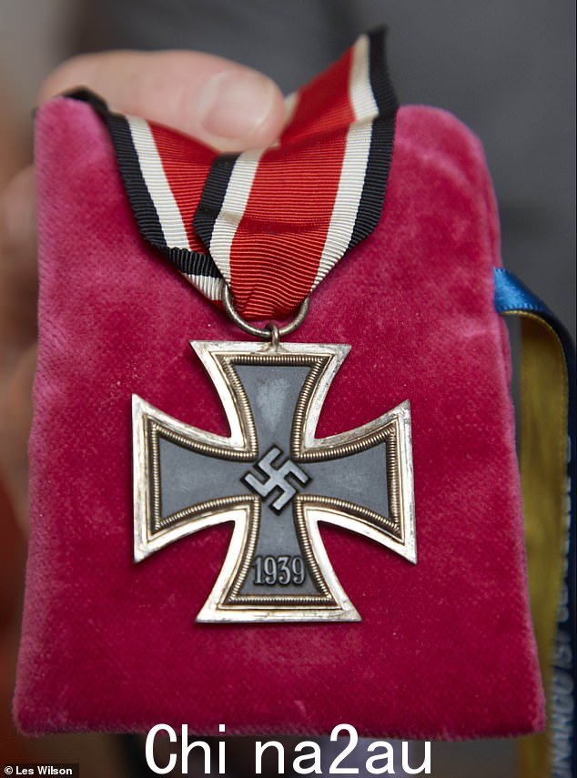 铁十字勋章 - 或'Eisernes Kreuz' - 是 19 世纪首次授予普鲁士杰出服务的勇敢奖章。在纳粹时代颁发了数千枚。图为:Paddy O'Connell 和铁十字勋章Cros
