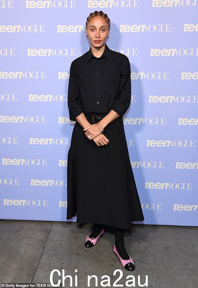 时尚:Adwoa Aboah 穿着黑色纽扣衬衫和配套的超长裙,与一双部分粉红色的鞋子形成鲜明对比