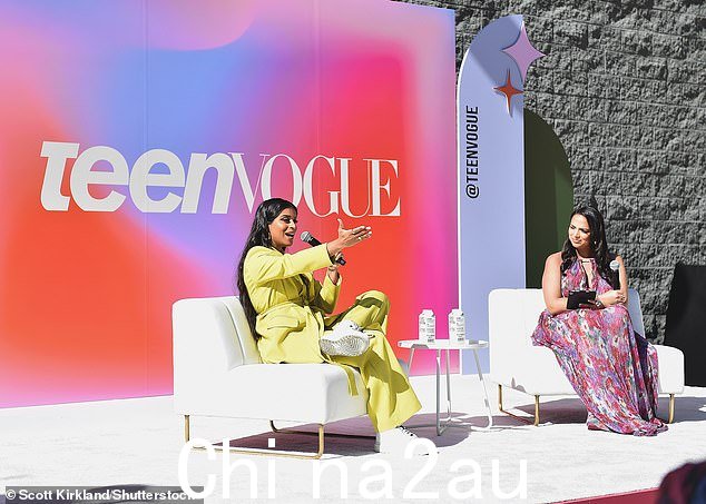 保持一致:这位 YouTube 名人华丽的深褐色头发保持自由飘逸,如瀑布般披在胸前