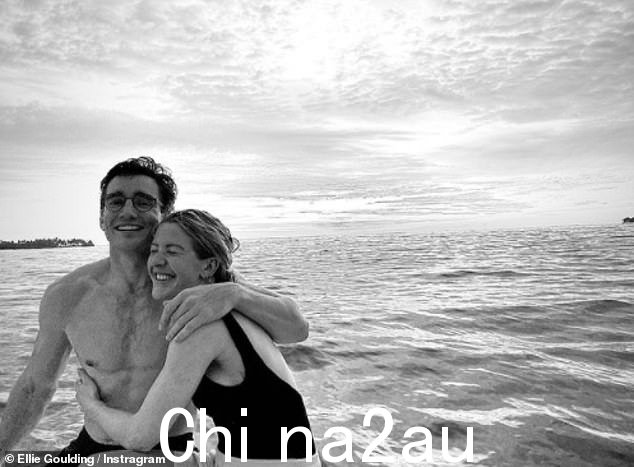 仍然深爱:这位歌手加入了名人约会应用程序——尽管已与 Caspar Jopling 结婚——但据说正在寻找对于一些新朋友