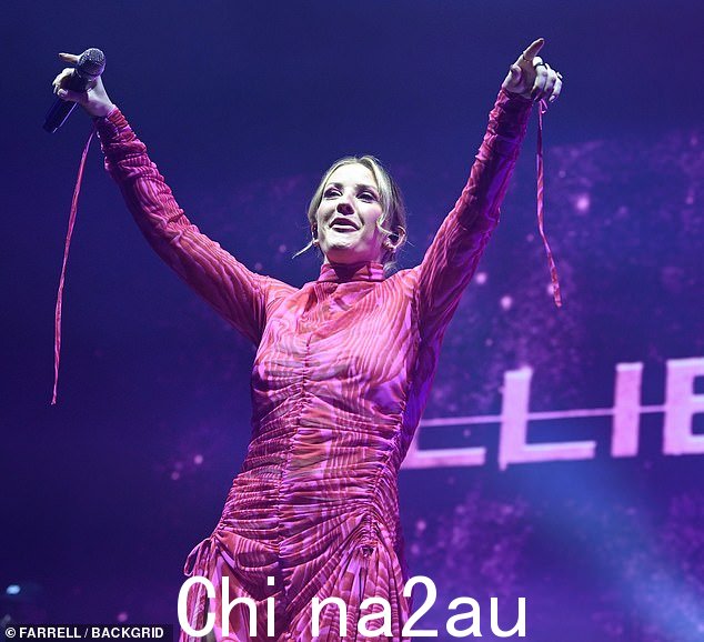Performer: 这位 35 岁的姑娘身着引人注目的服装登上舞台,在伯明翰名胜世界竞技场向 21,000 名观众歌唱她的心声