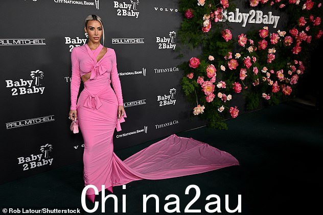 'Kim 对 Baby2Baby 长达十年的支持,个人以及通过她的公司 SKIMS 和 KKW Beauty,对组织的发展起到了重要作用,' Baby2Baby Instagram 帐户本周涌现