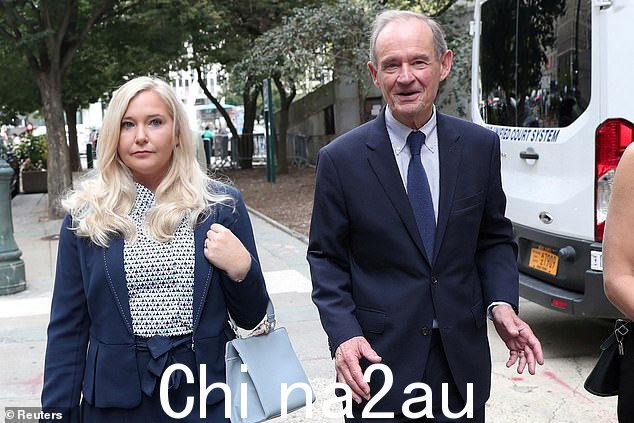 与此同时,安德鲁王子昨晚据说计划“反击”,因为他坚信重返公众生活仍有可能。这是在安德鲁的原告弗吉尼亚·朱弗雷(左)之后发生的,上周撤销了她对美国律师 Alan Dershowitz 提起的诉讼,称她在指控他性虐待时“可能犯了一个错误”” class=