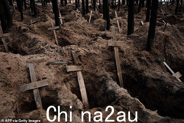 即使在上周的伊祖姆——一个至少有 1000 人死亡的满目疮痍的小镇,几乎十分之九的建筑物被毁坏,一个人说他们住在“洞穴”里——我发现只有钢铁般的渴望重建他们的城镇并抵抗俄罗斯。图为:9 月 25 日伊久姆的空坟墓
