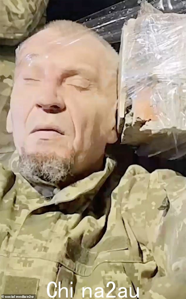 在视频中,可以看到犯人被用保鲜膜绑在一排砖头上,然后被残忍地杀害