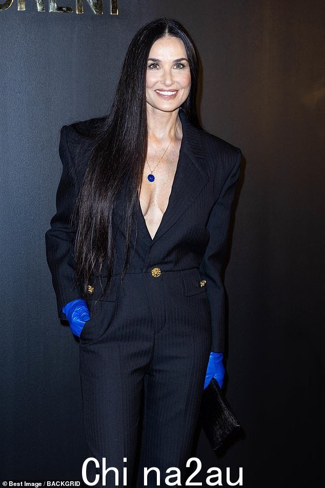 在经历了痛苦的童年、药物滥用和三次失败的婚姻之后,这位女演员(今年的照片)说她“珍惜”她的朋友,他们对她的幸福是“必不可少的”