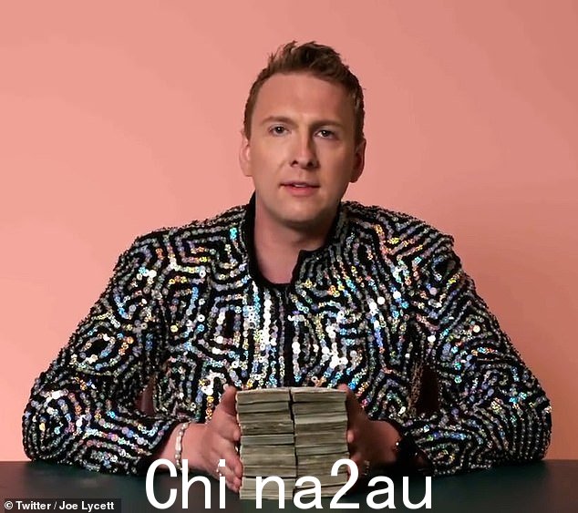 Joe Lycett,与他将被切碎或捐赠给慈善机构的 10,000 英镑合影